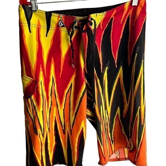 VOLCOM Fire Flames  Shorts‎ men sz  32 - Picture 4 of 5